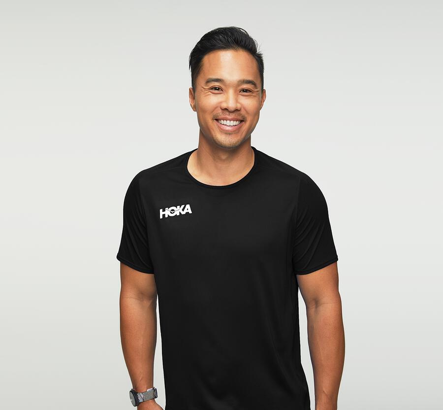 Hoka One One Top Panske Čierne - Performance Short Sleeve - 19285-ERHF